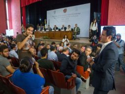 Durante la presentación,e l gobernador bajó del estrado del auditorio de la Prepa 7, y se acercó a los jóvenes presentes. TWITTER / @AristotelesSD