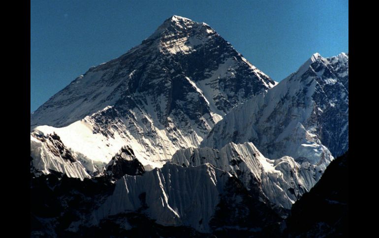 Casi 300 alpinistas extranjeros y sus guías buscan llegar a la cumbre este año. AP / ARCHIVO