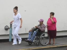 Entre los evacuados se encontraban familiares de pacientes en incluso enfermos en condición estable. EL INFORMADOR / R. Tamayo
