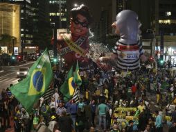Varios miles de manifestantes en pro y en contra del gobierno se reunieron frente al Senado. EFE / S. Moreira