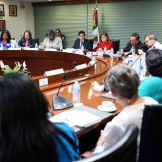 Arely Gómez recibe a familiares de personas desaparecidas