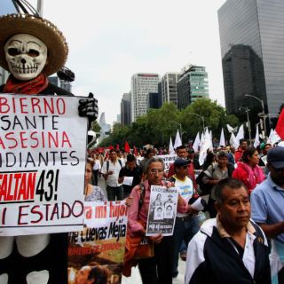 Padres de normalistas piden mesa de trabajo a la SRE