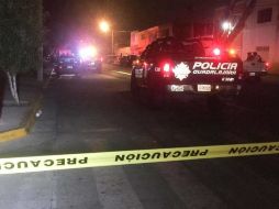 Peritos forenses y agentes de la Fiscalía encontraron en el sitio cinco casquillos calibre 9 milímetros. ESPECIAL /