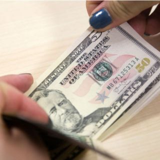 Dólar baja, se vende en 18.23 pesos