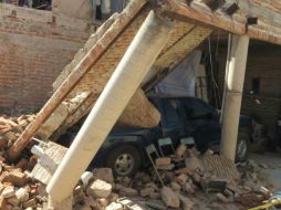 El sismo provocó el colapso de una bóveda que cayó sobre la camioneta que usaban para trabajar. EL INFORMADOR /