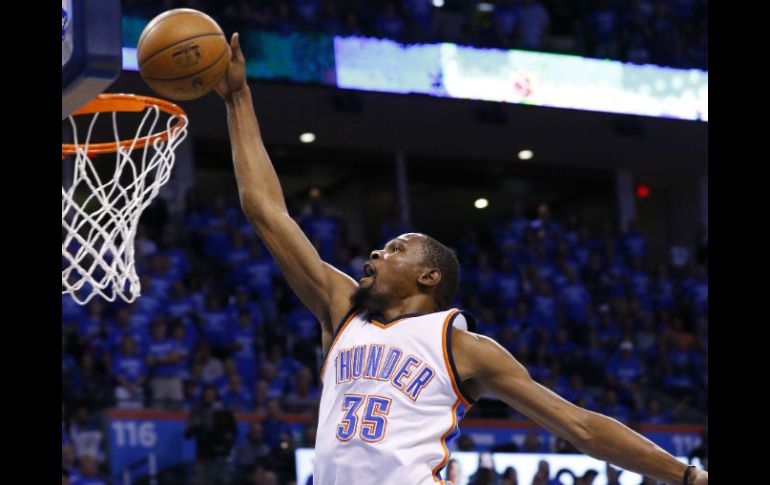 Kevin Durant encabezó la ofensiva del Thunder al conseguir 37 puntos en su cuenta personal. AP / A. Adams