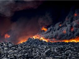 Aunque bomberos trabajan en la extinción, las autoridades locales afirman que el incendio podría prolongarse durante una semana. EFE / I. Herrero