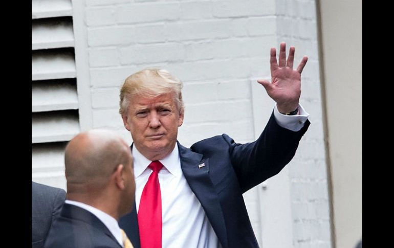 El magnate se niega a revelar lo que paga de impuestos cuando un periodista le pregunta el porcentaje que paga por sus ingresos. AFP / B. Smialowski