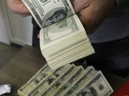 El Banxico fija el tipo de cambio en 18.1562 pesos para solventar obligaciones en moneda extranjera. AP / ARCHIVO