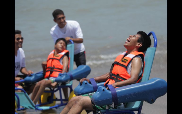 Se llevaron sillas para que las personas puedan acercarce a la playa, andar en la arena y meterse al mar. EL INFORMADOR / F. Atilano
