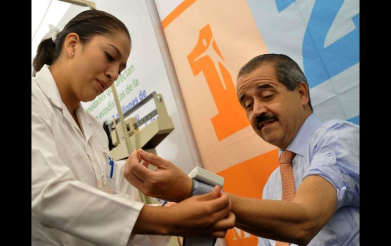 Los síntomas más comunes son dolor de cabeza, zumbido de oídos, falta de aire, alteraciones en la visión, entre otros. NTX / ARCHIVO