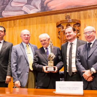 Entregan Galardón Corazón de León a Mario Molina
