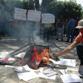 Maestros en Guerrero queman notificaciones de la SEP