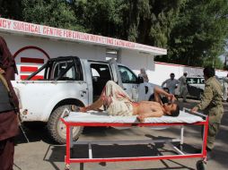 Uno de los lesionados espera en una camilla a que lo trasladen a un centro médico. EFE / W. Yar