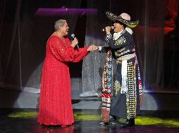 La cantante es aplaudida de pie junto a invitados como Aída Cuevas. SUN / C. Mejías