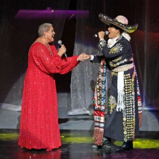 Lupita D'Alessio celebra 45 años de trayectoria