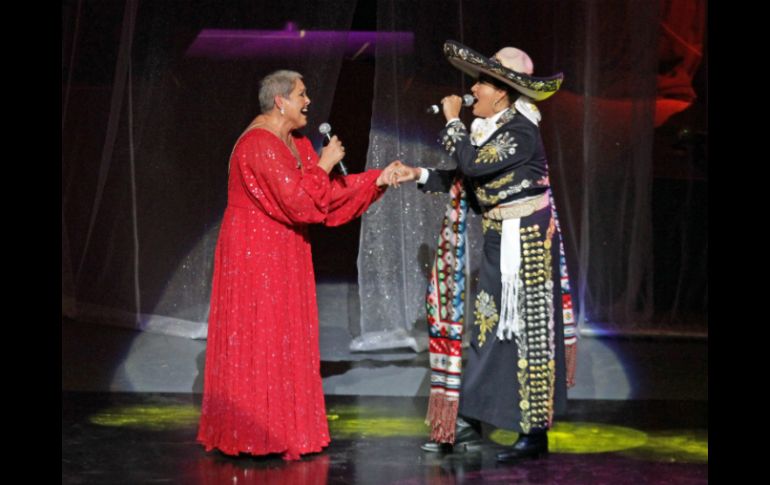 La cantante es aplaudida de pie junto a invitados como Aída Cuevas. SUN / C. Mejías