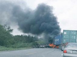 Autoridades reportaron las quemas de llantas y un tractocamión. TWITTER / @davidhdzb