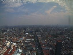 Vista del sur de la Ciudad de México donde se concentran los contaminantes la tarde del sábado. ESPECIAL / www.webcamsdemexico.com
