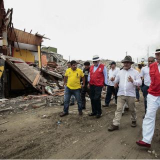 Correa anuncia programa de vivienda en zona de terremoto en Ecuador