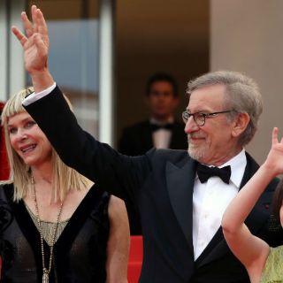 La alfombra roja de Cannes se llena de fantasía con Spielberg