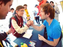 El encuentro consistía en compartir 30 segundos con sus seguidores, suficientes para firmar su libro y tomarse la foto. INSTAGRAM / @germanchelo