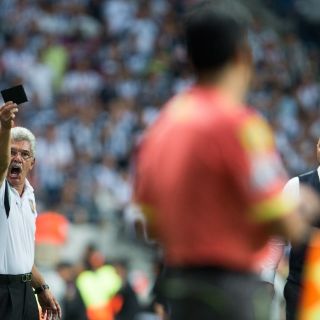 'El Tuca' explota contra el árbitro del Rayados vs Tigres