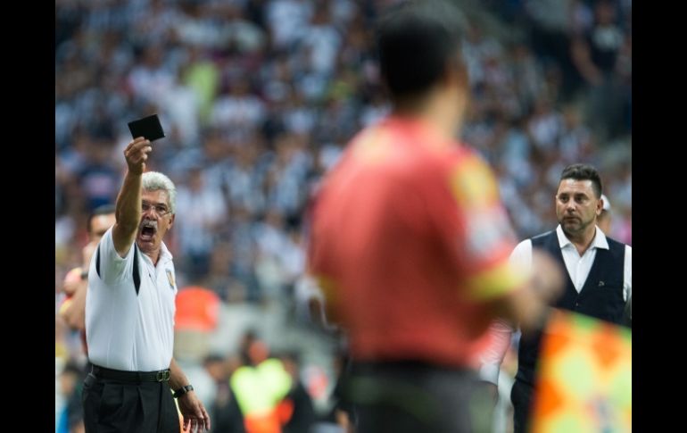 El gesto de mostrarle la cartera al árbitro, le valió la expulsión de la banca al 'Tuca'. MEXSPORT / J. Martinez
