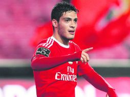 Raúl Jiménez ha hecho goles valiosos con el Benfica, que hoy podría obtener el bicampeonato en la Liga lusa. AFP /