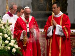 Ataviado con vestimentas rojas como lo marca esta fecha, Francisco ofició una misa especial. AP / A. Tarantino