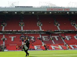 Han retrasado 45 minutos el comienzo del encuentro después de que dos partes de las gradas del recinto fueron evacuados. AFP / O. Scarff