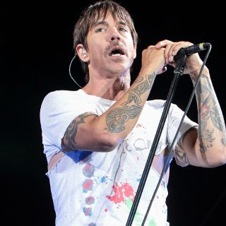 Hospitalizan a vocalista de Red Hot Chili Peppers