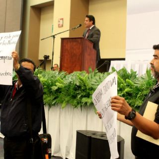 Reconocen a maestros con tres y cuatro décadas de servicio