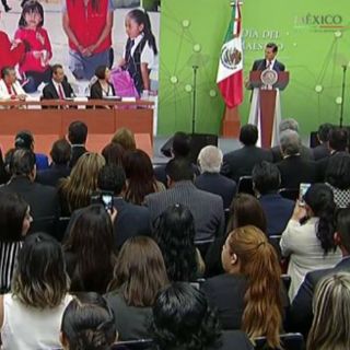 Peña Nieto y Nuño cancelan timbre postal por Día del Maestro