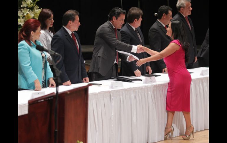 En total, el gobierno estatal reconoció a dos mil 372 profesores y les entregó 112 MDP en estímulos. EL INFORMADOR / F. Atilano