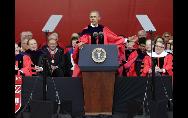 Obama asegura que el progreso que EU ha logrado en años recientes ha sido resultado en parte de la contribución de los inmigrantes. EFE / J. Szenes