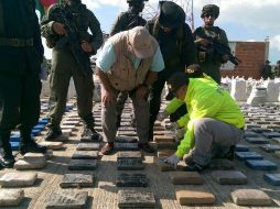 La droga había sido distribuida en paquetes y estaba escondida bajo tierra. EFE /