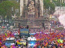 Celebración. Los jugadores del FC Barcelona festejan la consecución del título de Liga en las calles de Barcelona. EFE /