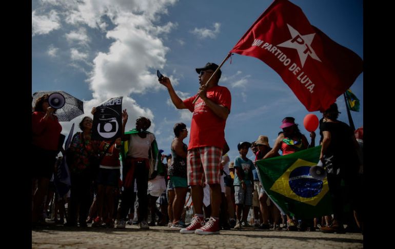 La protesta también pasó frente a la sede del Parlamento. EFE / F. Bizerra