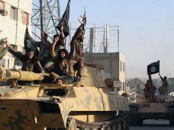 Cada vez más personas desean escapar de Mosul, en donde escasean los víveres y los bombardeos son frecuentes. AP / ARCHIVO