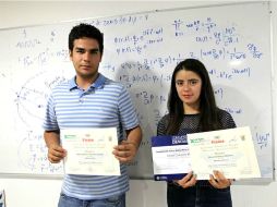 Jesús Alejandro y Grecia muestran los reconocimientos que han obtenido en competencias de física. EL INFORMADOR / P. Franco