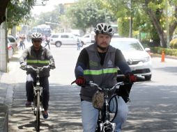 Los elementos en bicicleta tienen el doble de trabajo que los agentes que realizan su labor a pie, pues se ocupan de varios programas. EL INFORMADOR / A. Camacho