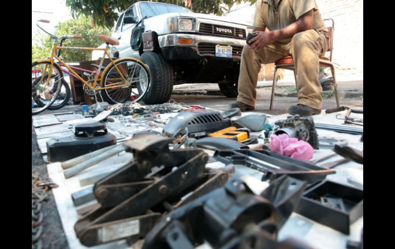 Productos que ya no le son útiles, muchos de ellos reparados, es lo que vende Jesús Ortega para tener un ingreso extra. EL INFORMADOR / M. Vargas