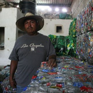 Recolectar basura lo convierte en empresario