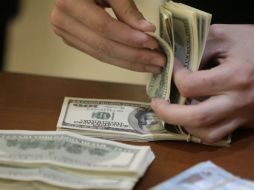 Banxico fija el tipo de cambio para solventar obligaciones denominadas en moneda extranjera en 18.1795 pesos. AP / ARCHIVO