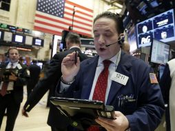 Según datos provisionales el índice subió 175.39 puntos y terminó en 17 mil 710.71 unidades. AP / ARCHIVO