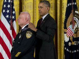 Durante una ceremonia celebrada en la Casa Blanca, Obama se comprometió a mantener a las policías bien equipadas. AP / C. Kaster