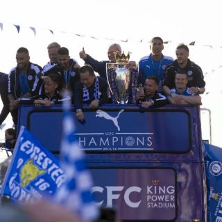 Aficionados festejan el título del Leicester
