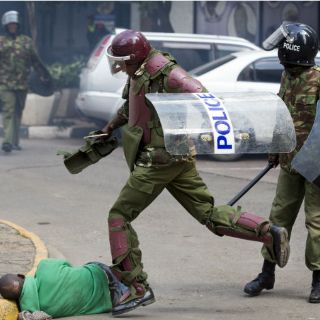 Policía reprime protestas contra fraude electoral en Kenia