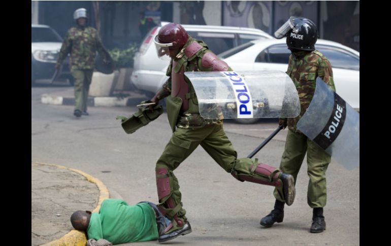 La Policía desplegó a decenas de agentes y vehículos blindados antidisturbios por las calles de la ciudad. AP / B. Curtis